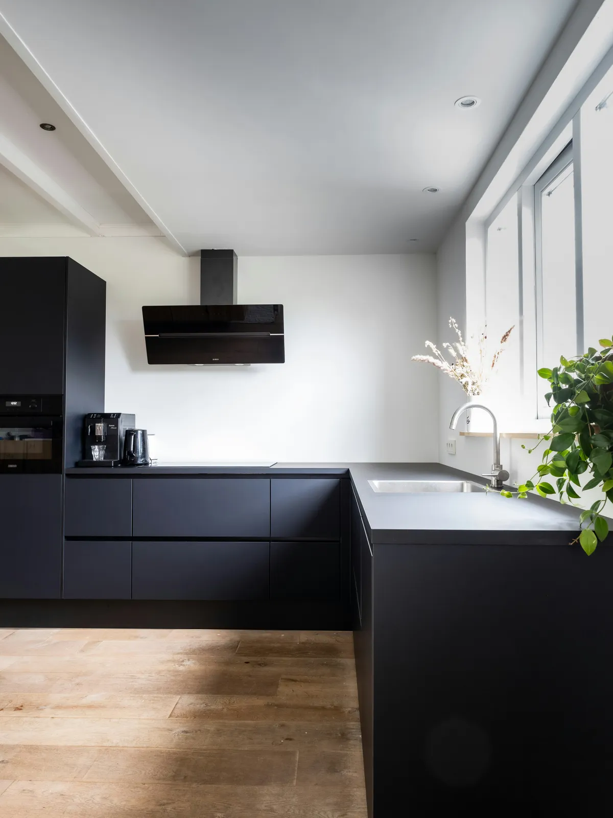 Apartamento moderno con escalera y salón minimalista