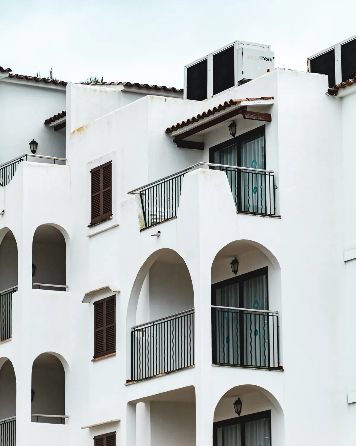 Edificio residencial moderno de fachada blanca