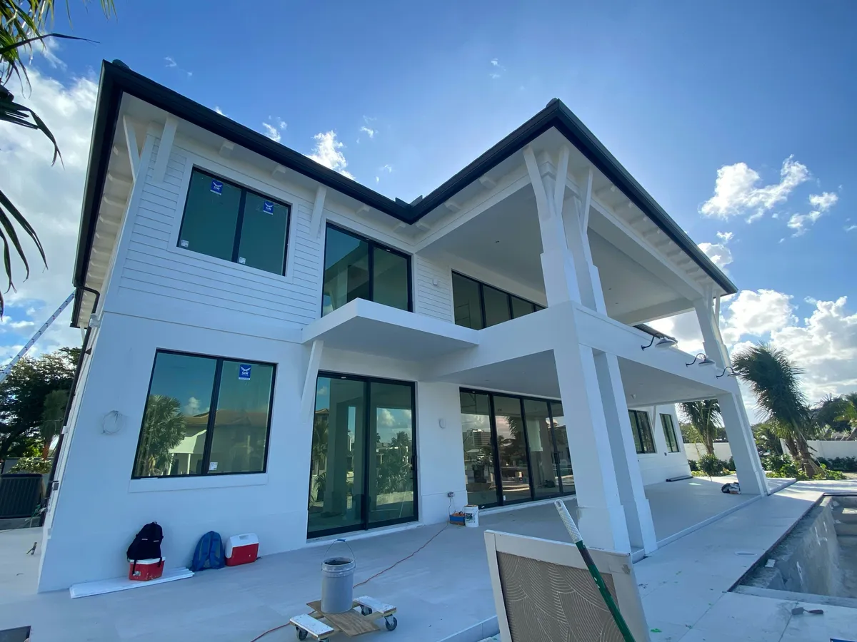 Vivienda unifamiliar de lujo durante el proceso de pintado exterior