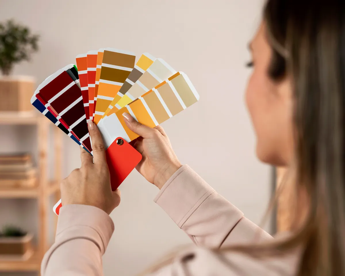 Brochas de pintura de colores en primer plano