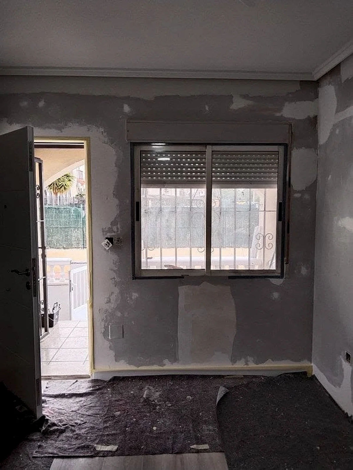 Pintura interior junto al Carrefour de Torrevieja — foto 8 de 14