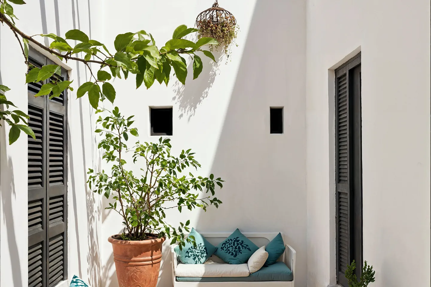 Patio con pérgola de madera y asientos en tono turquesa